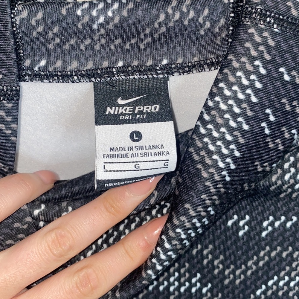 🪼Grey, black and white patterned long sleeved Nike Dri-fit! - Picture 6 of 9